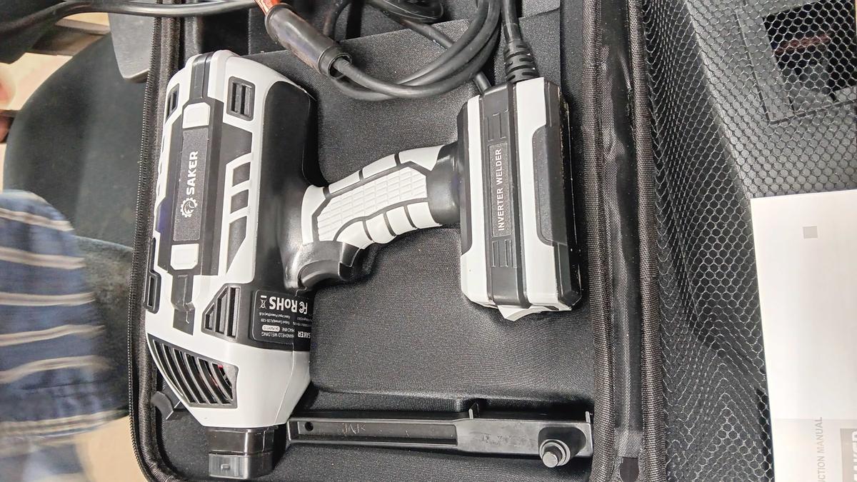 Item: Saker Portable Welding Machine + 20 * Welding Rods