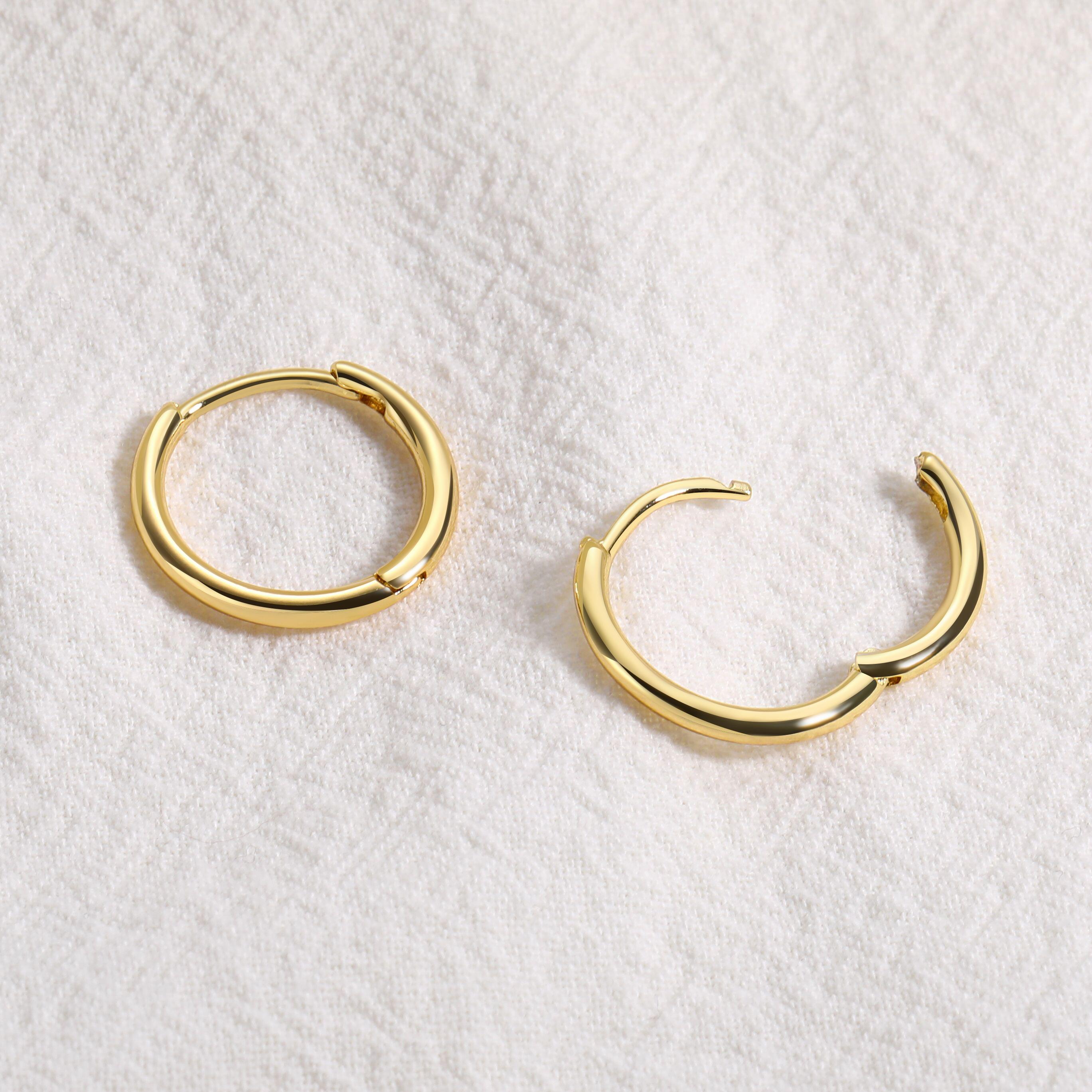 17KM 8pcs Small Gold Hoop Earrings for Women, 14K Gold Plated, Lightweight, Hypoallergenic Huggie Hoops for Multiple Piercing