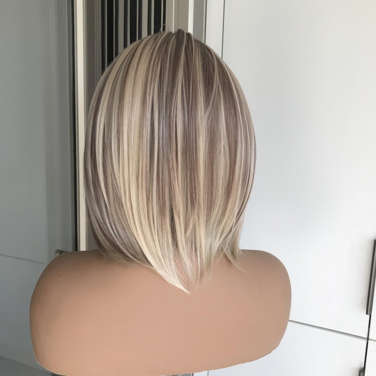 AISOM Caris Toasted Beige Blonde Shot Bob Cut Lace Wig 12inch Free Part Synthetic Lace Front Wig with Scandinavian Hairline Low Density Daily Women's Wig