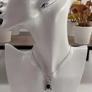 (Gset) Silver Teddy Bear Set for Women with Necklace and Earrings Featuring Elegant Design and Sparkling Stones