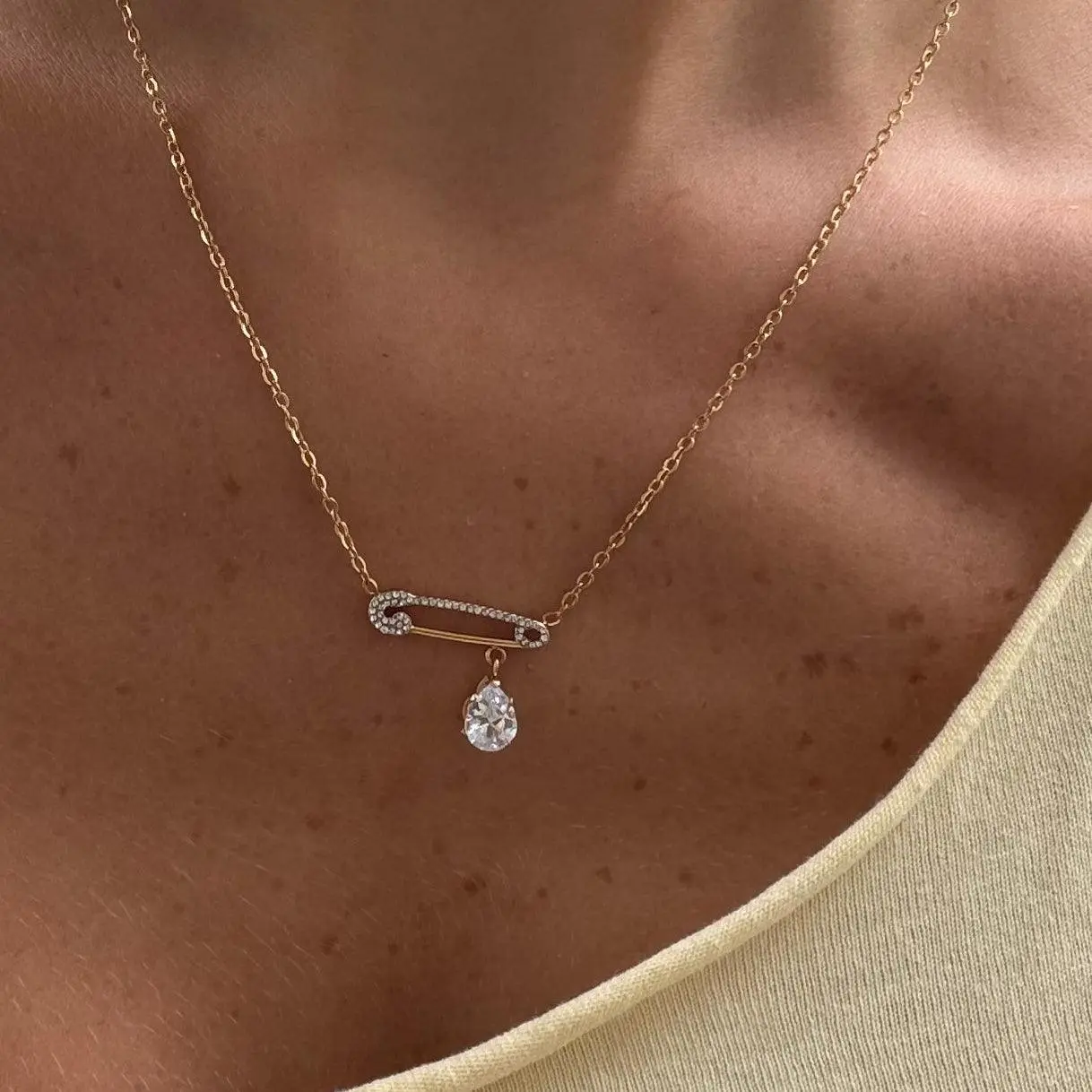 EVRY JEWELS Gold or Silver Plated Women's Shiny Pin Necklace
