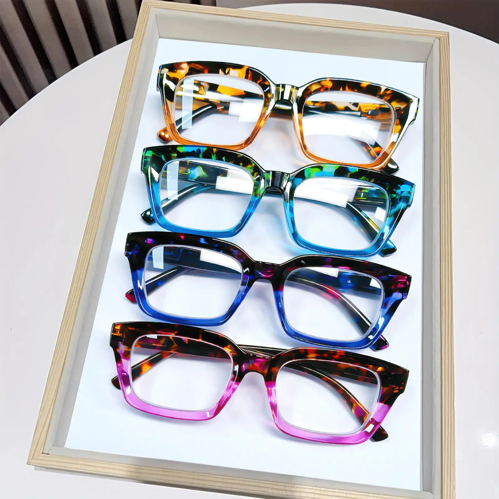 4-piece multi-focal reading glasses, suitable for both men and women. Light plastic frame. Lens has a magnification range of 0 to 4.0 times. With spring hinges. Perfect for giving as gifts during Christmas, Valentine's Day and birthdays.