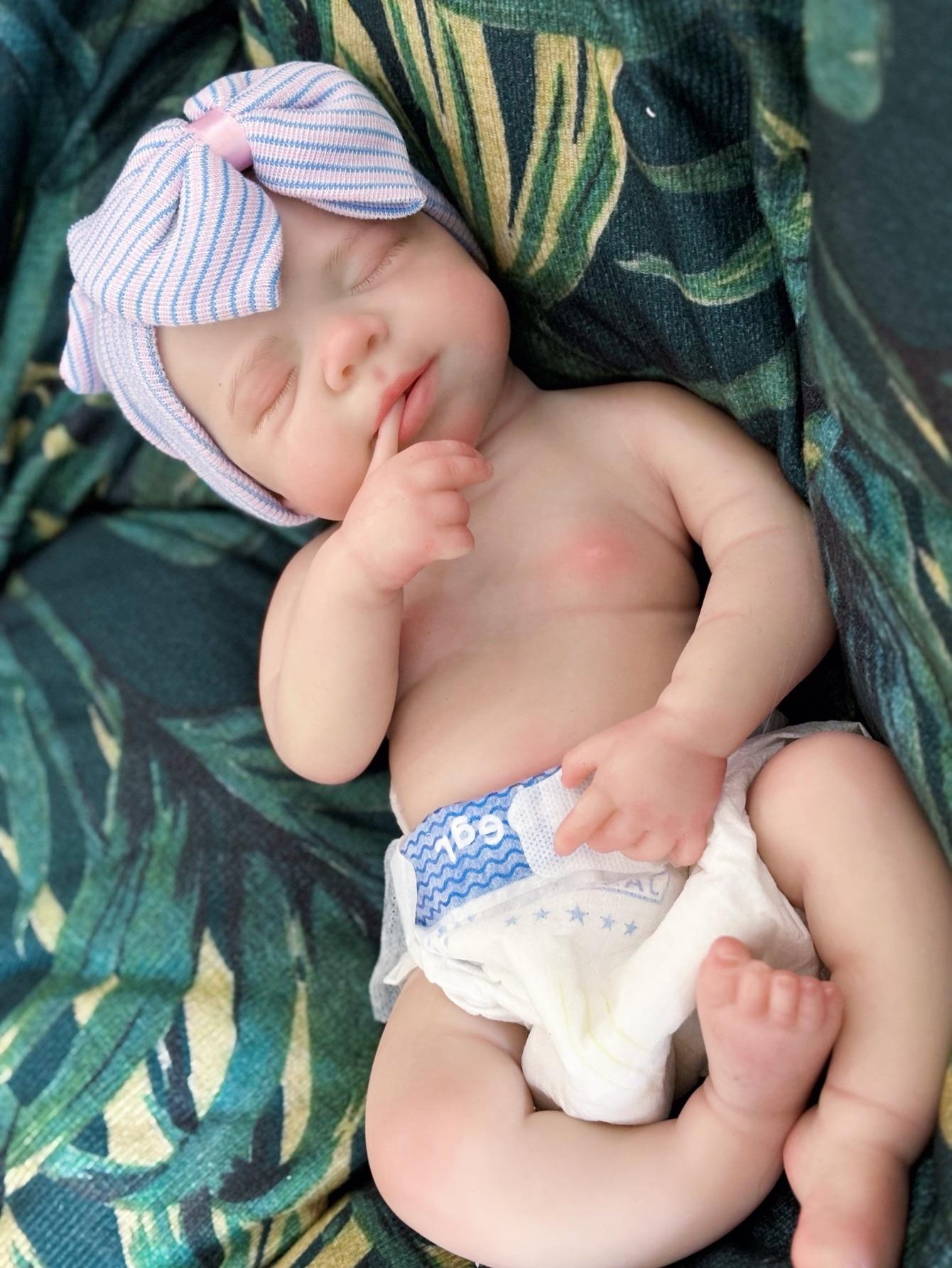 Reborn Doll 18 Inches 45 cm Soft Silicone Lifelike Feel Closed Eye Sleeping Design Newborn Girl Doll with Birth Certificate and Clothing Perfect Gift for Children