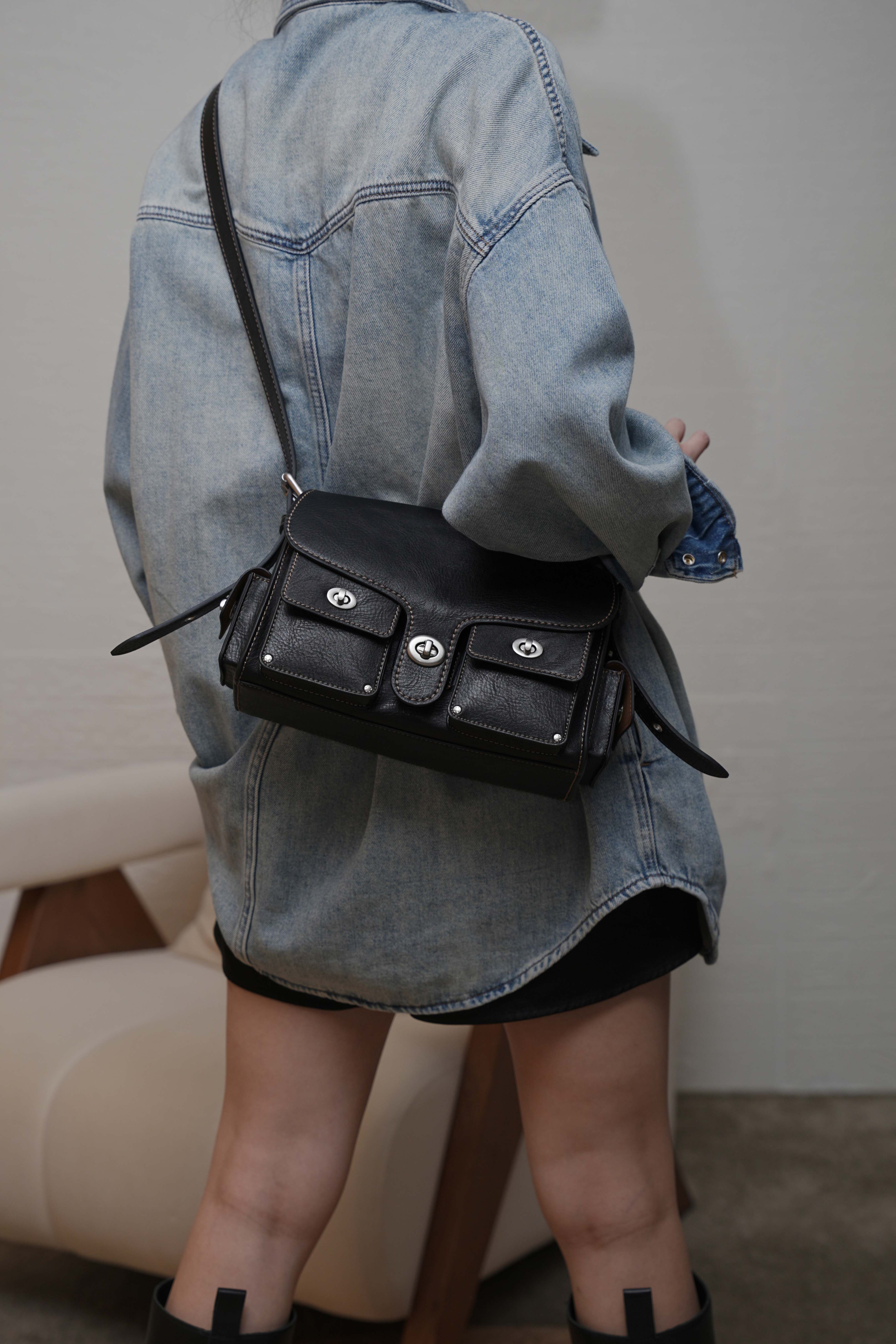 CEFIRO Turnlock SOFT TABBY Stylish Crossbody Bag for Everyday Use