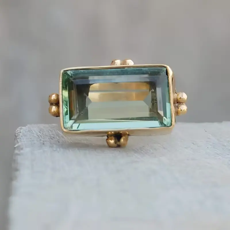 Antique Gold Handcrafted Hammered Vintage Emerald-Cut Green Synthetic Cubic Zirconia Ring - Light Luxury Niche Unique Daily Accessory, Ideal for Multi-Scenario Matching, Exquisite Holiday Gift, Emerald Rings