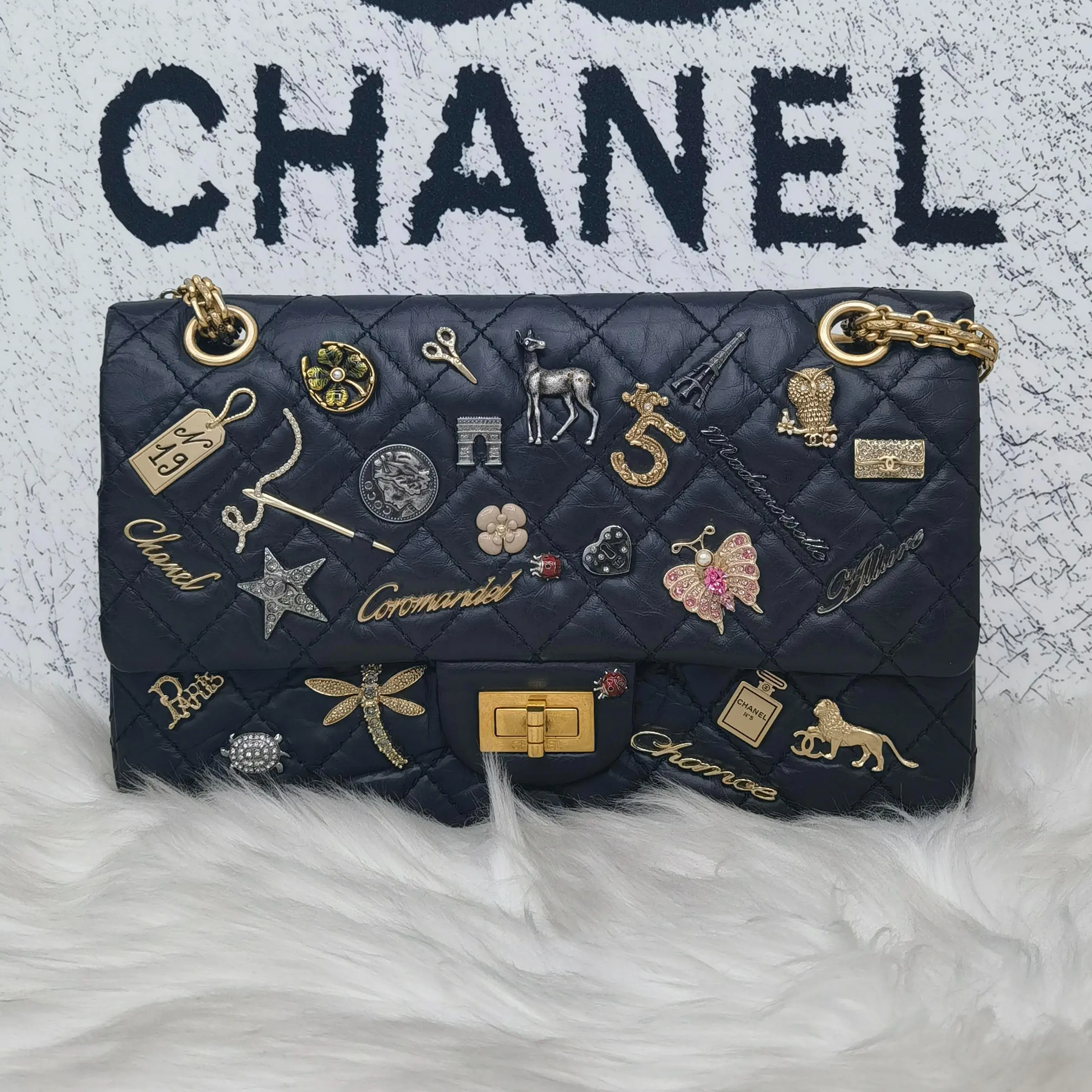 Pre-owned CHANEL Cowhide Shoulder Bags Black Calfskin Diamond Quilted Emblem Crossbody Bag with Gold tone Hardware