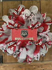 Georgia Bulldogs Mesh Wreath - Unique Decorative Piece Featuring Emblem Bold Design for Sports Spirit Fans with Mesh Texture and Georgia Bulldog Emblem Ornaments Decoration