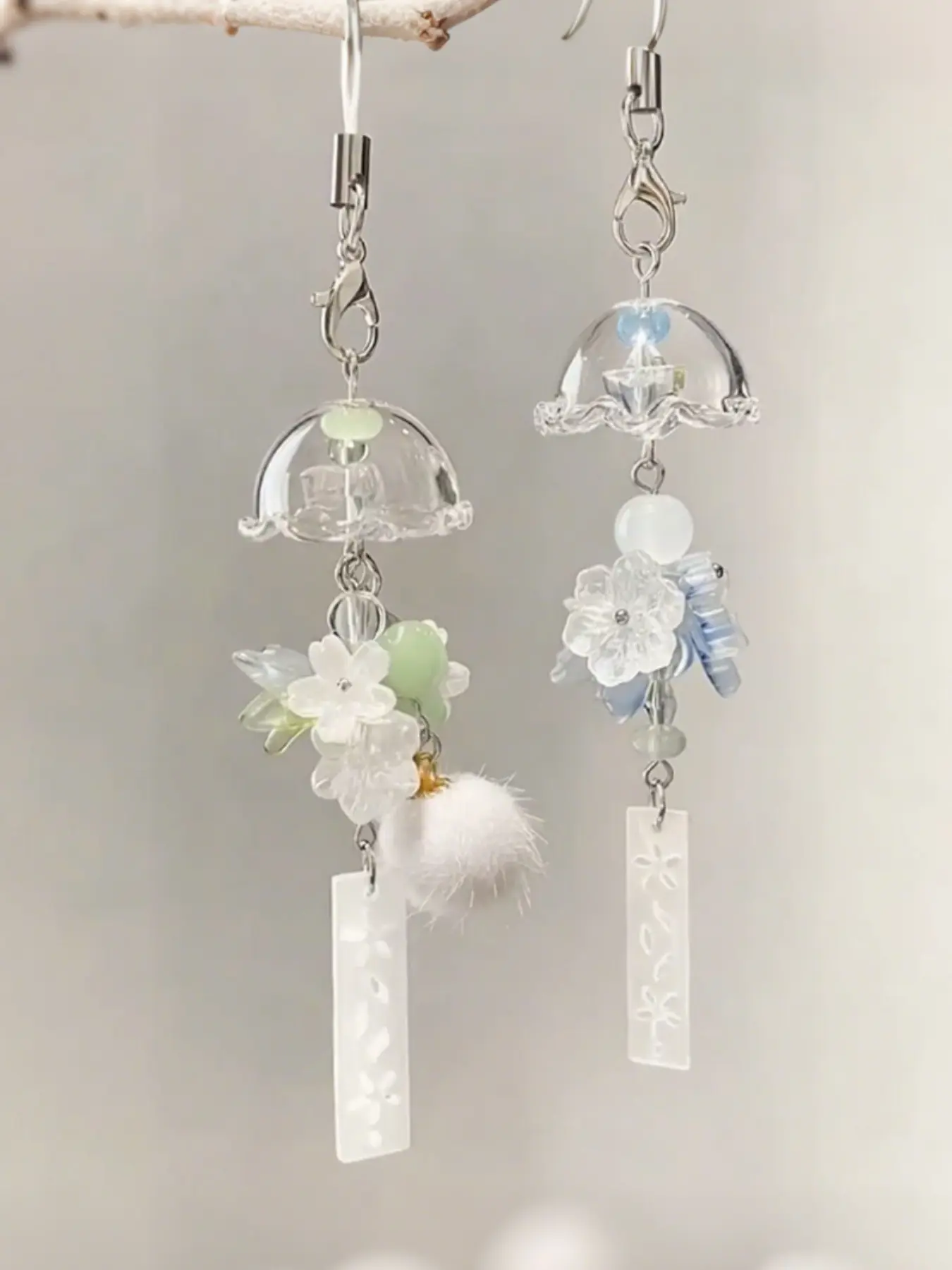 2pcs Fresh Jasmine Wind Chimes + Ice Maple Leaf Wind Chimes, Jellyfish Keychain Accessories, Key Ring Accessory, Phone Pendant, Flower & Fur Ball Decorations, Unique Design, Distinctive Look, Elegant, High Aesthetic Value
