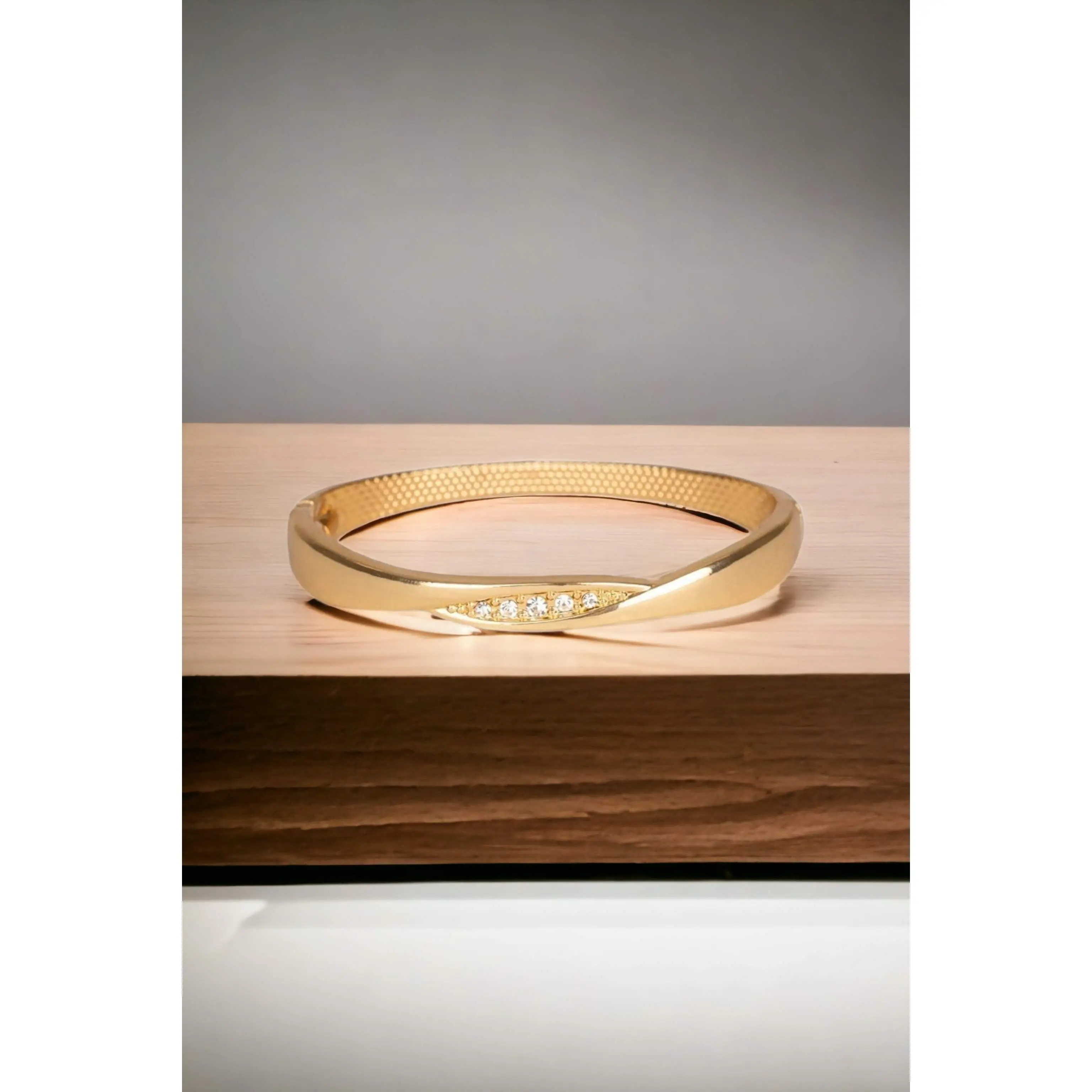 Glittering Grit Gold Bracelet with Sparkling Accents, Elegant Design, Perfect for Any Occasion