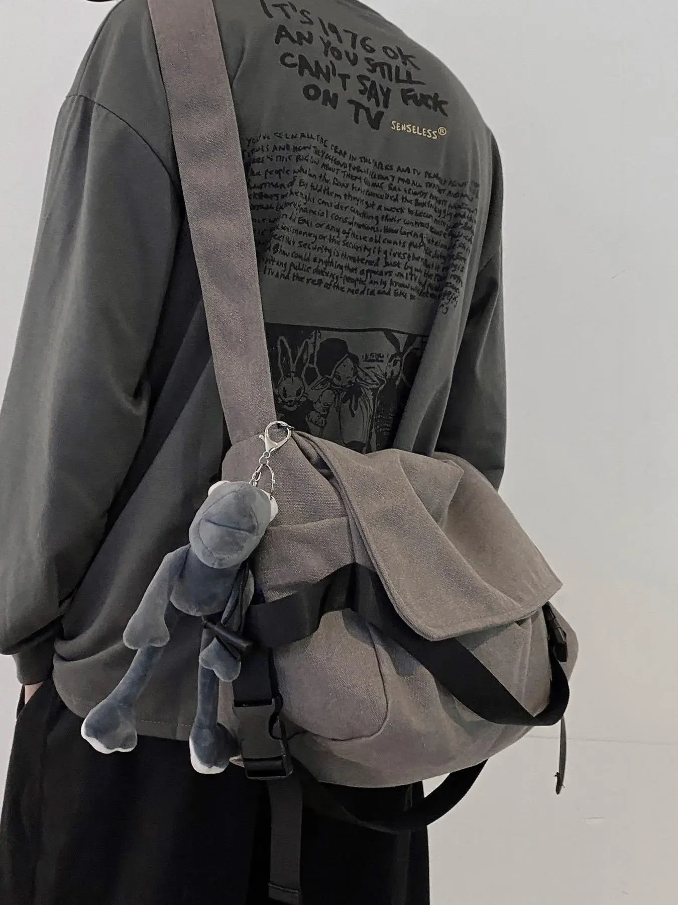 Men's Plain Canvas Crossbody Bag, Solid Color Trendy Versatile Crossbody Bag with Cartoon Charm, Casual Messenger Bag, Large Capacity Daily Commuting Shoulder Bag for Work & School, Casual Crossbody Bags