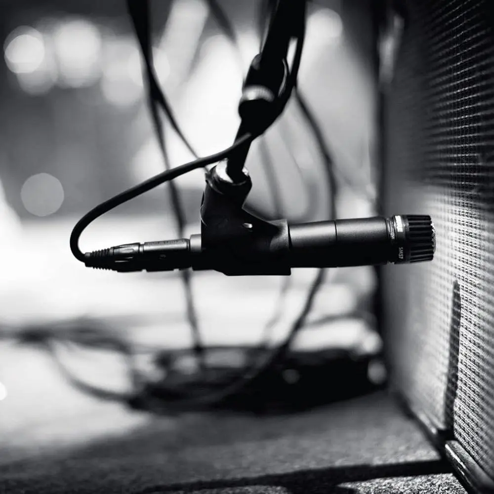 Shure SM57 Wired Professional XLR Dynamic Cardioid Microphone - Studio Mic with Presence Boost for Instruments, Amplifiers, Podcast Setup, Streaming Setup, Podcast Equipment