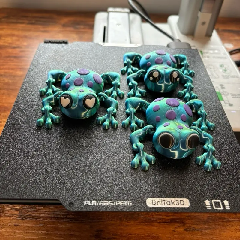 3D Printed Articulated Frog Fidget Color Shifting Cute Poseable Desk Pet