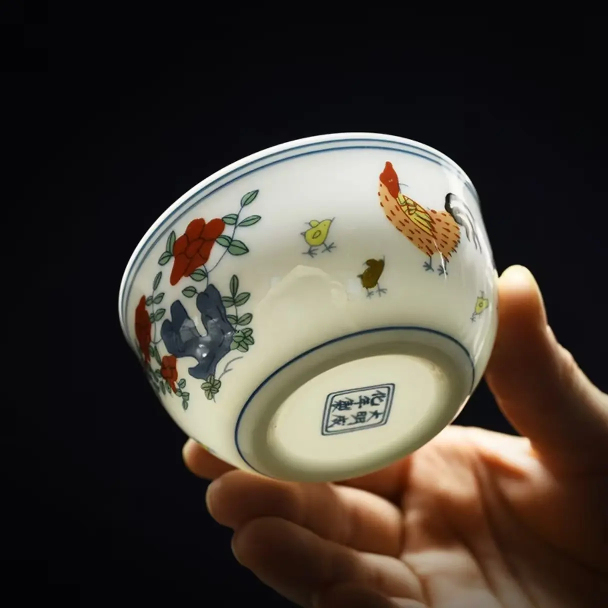 [Chenghua Replica] Handcrafted Doucai Chicken Cylinder Cup, Traditional Blue & White Craft, 6.7cm Mouth Diameter, 55ml Capacity, Aesthetic Ceramic Gongfu Tea Tasting Cup with Feather-Animal Motifs, Single Piece for Eastern Culture Enthusiasts