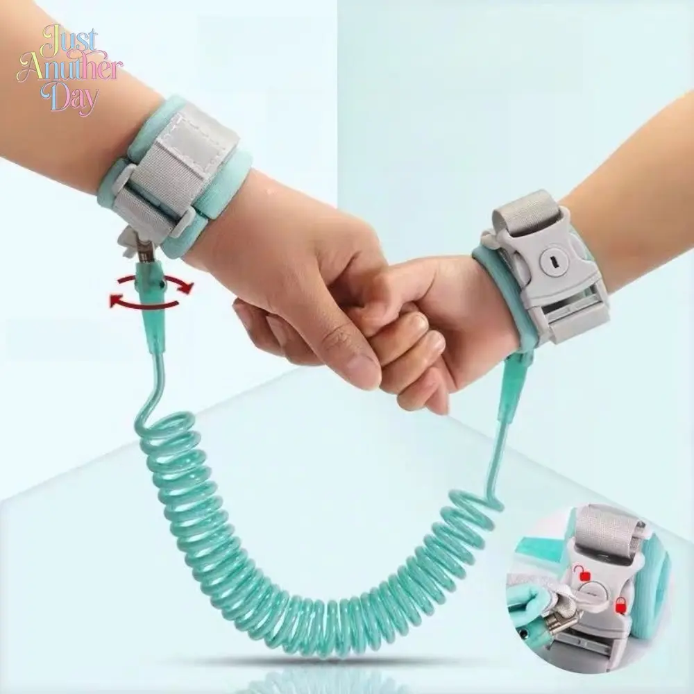 Anti-Lost Safety Wrist Leash for Kids, with one-to-one key lock, 360° rotating joint, and retractable spring cord, keeps children safe while walking or traveling, prevents accidental separation between parent and child, perfect for busy public places
