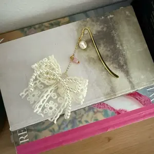 Lace Bow Dainty Bookmark, Booktok Gift, Bookish Lover, Hand Beaded Golden Metal Bookmark, Gift for Friend, Cozy Reading