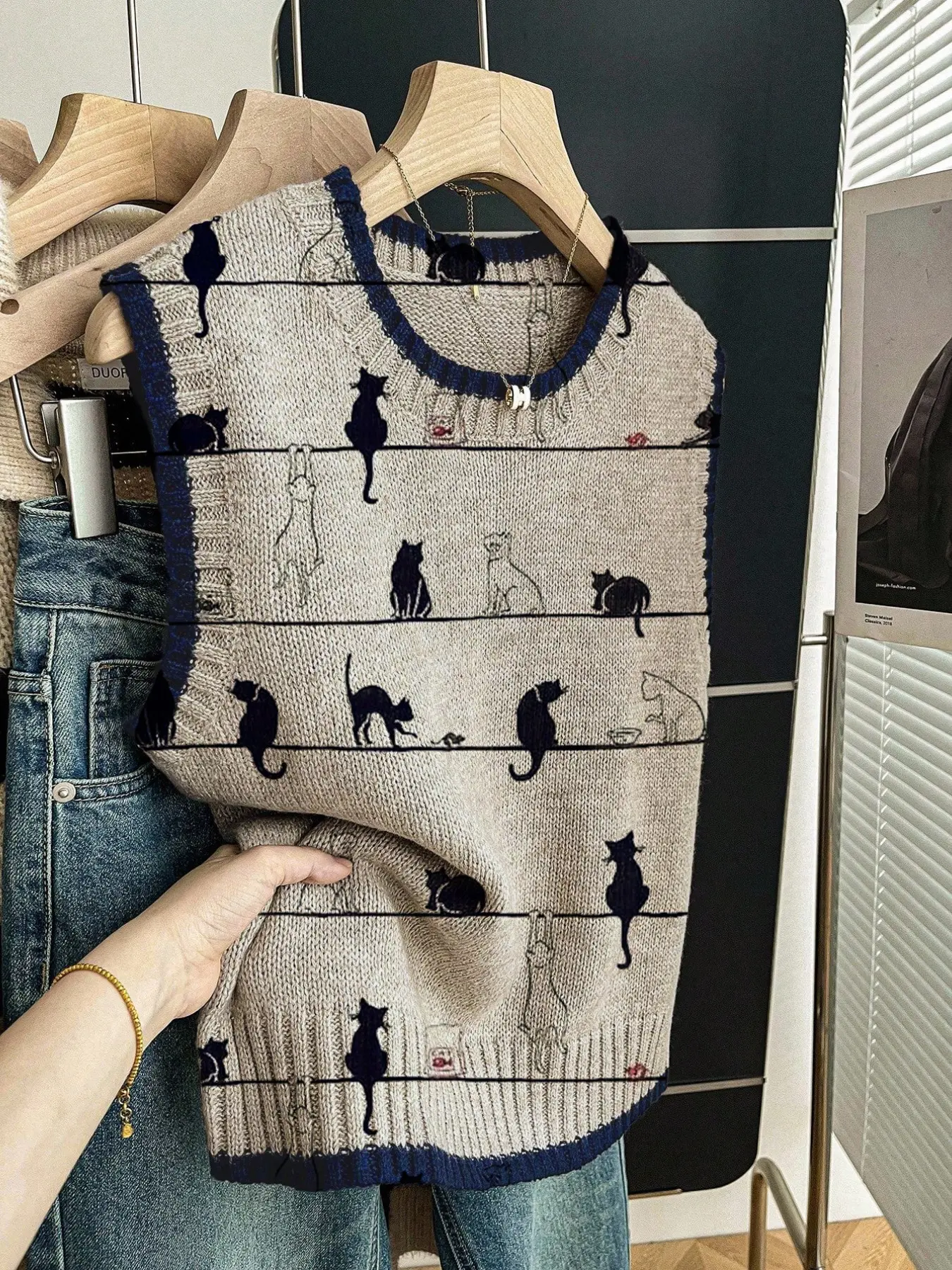 Women's Casual Loose-Fitting Round Neck Sleeveless Printed Knit Top Lightweight, Cartoon Cat Print, Deep Blue Edge, Fall & Winter Fashion, Sleeveless Knitted Vests, Womenswear