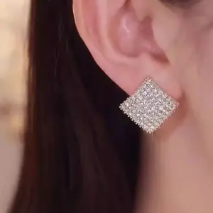 Niche Elegant Minimalist Stud Earrings, Cool Style, Light Luxury, Shiny Retro Square Earrings DZEH5013