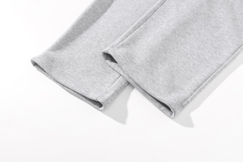 Men’s solid-color two-piece athletic tracksuit set featuring a regular fit: a casual off-shoulder half-zip hooded sweatshirt and drawstring jogger pants with pockets. Fleece lining for warmth, suitable for autumn and winter, ideal for everyday wear and wo