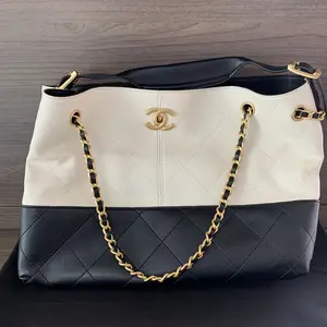 Pre-owned CHANEL CHINA Tote Bags Black and White Quilted Leather Chain Tote Bag