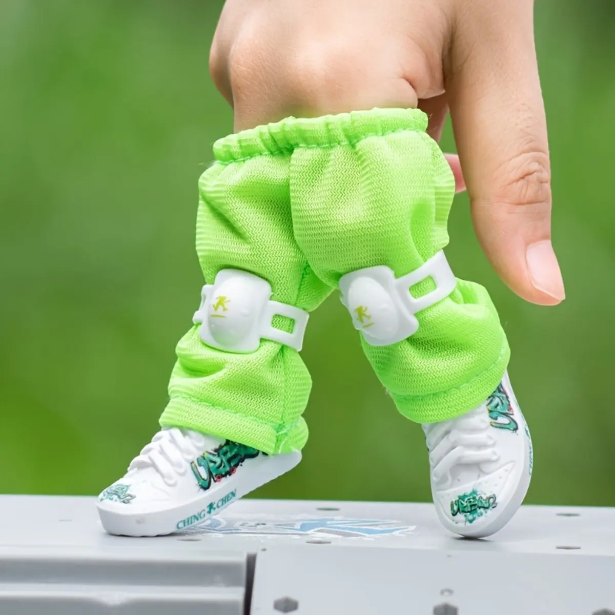 1 pair of mini finger skateboard pants, with knee pads and plastic sneakers - green and white, perfect for table decoration and home party gifts, party favors |       Fun Design |       Plastic material