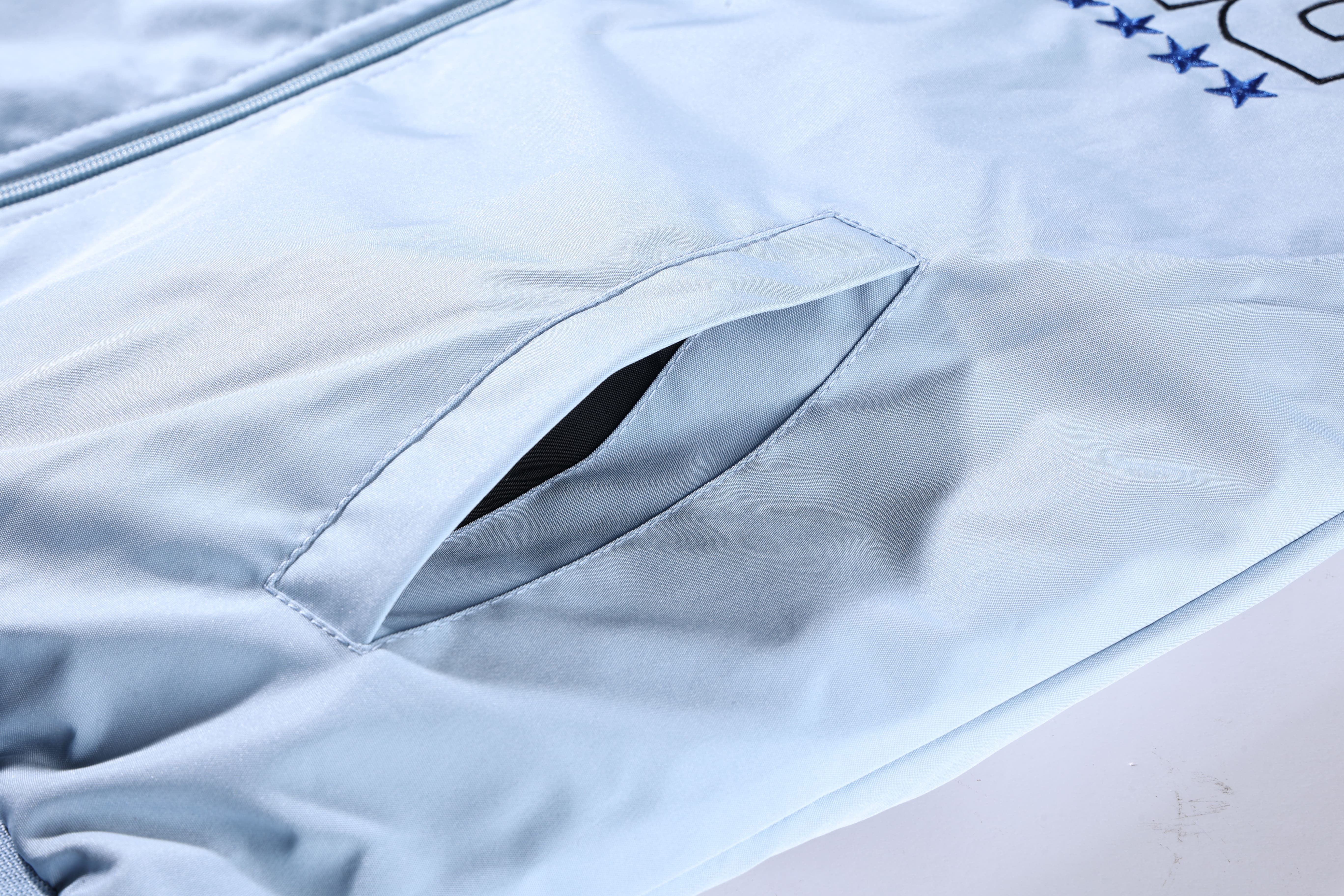 Men's Racing Style Bomber Jacket - Graphic Print with Patch Details, Stand Collar Design, Fleece Fabric Offers Comfort and Warmth, Perfect for Casual Street Style, Everyday Wear, or This Season's Trendy Sporty Look Coats Long Sleeve