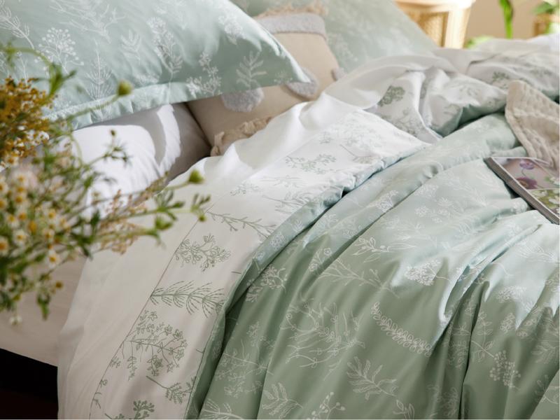 Bedsure 3 Pieces Cute Floral Bedding Comforter Set -Soft  Bed Set, 1 Soft Reversible Botanical Flowers Comforter and 2 Pillow Shams Valentine's Day Gifts