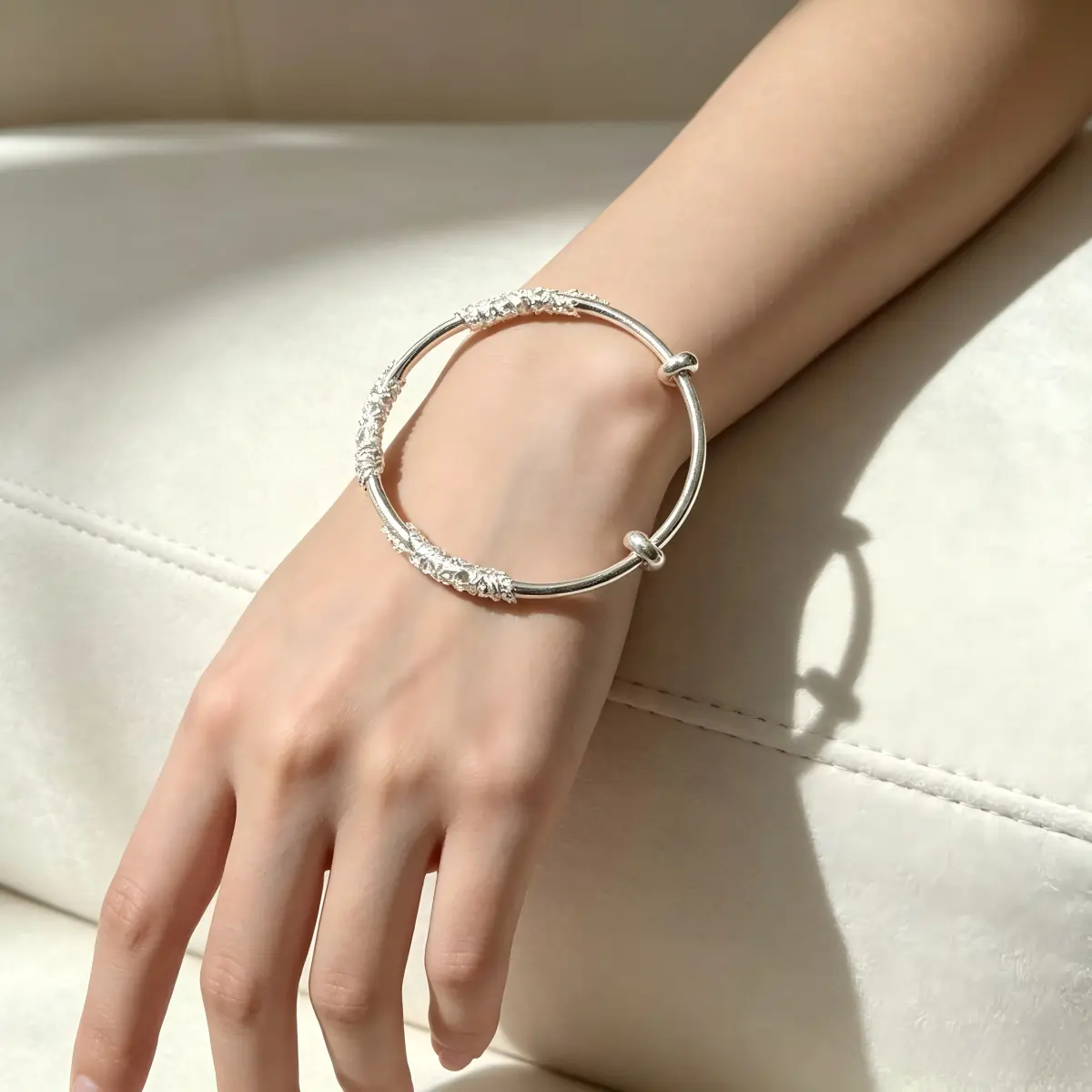 Women's Chinese-Style Floral Motif Zinc Alloy Silver-Plated Adjustable Push-Pull Bangle, 70s Fashion Costume Jewelry, Gift-Ready Accessory