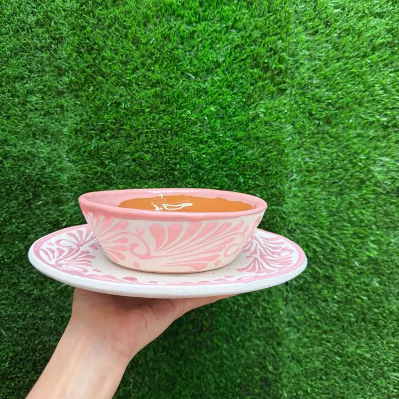 Set Kitchen Includes 2 Round Plate 10In and 2 Plate Pozolero 7In Relieve color Blanco Rosa.
