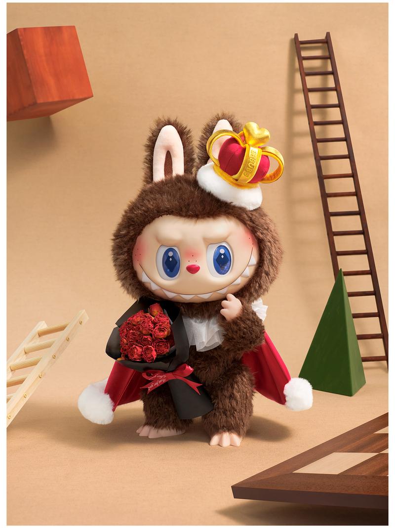 [Spanish]-THE MONSTERS – Chess Adventure Muñeco de Peluche con Carita de Vinilo