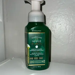 Bath and Body Works Mahogany Apple Foaming Hand Soap - Gentle & Clean Cleanser for Soft Hands - Cleansing