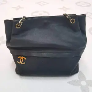 Pre-owned CHANEL Cowhide Shoulder Bags Tote Bag Black Calfskin Emblem Handbag Gold tone Hardware