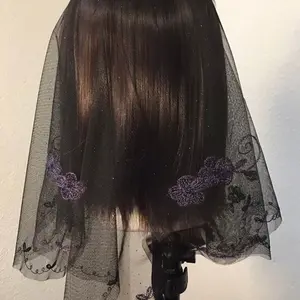 Velo triangular tul negro en diseño morado viejo de flores para mujer de fe en oración y alabanza al señor mide 32 de ancho por 20 de largo labar a mano delicado si lo vas a planchar coloca un paño de algodón encima para mejor duración.