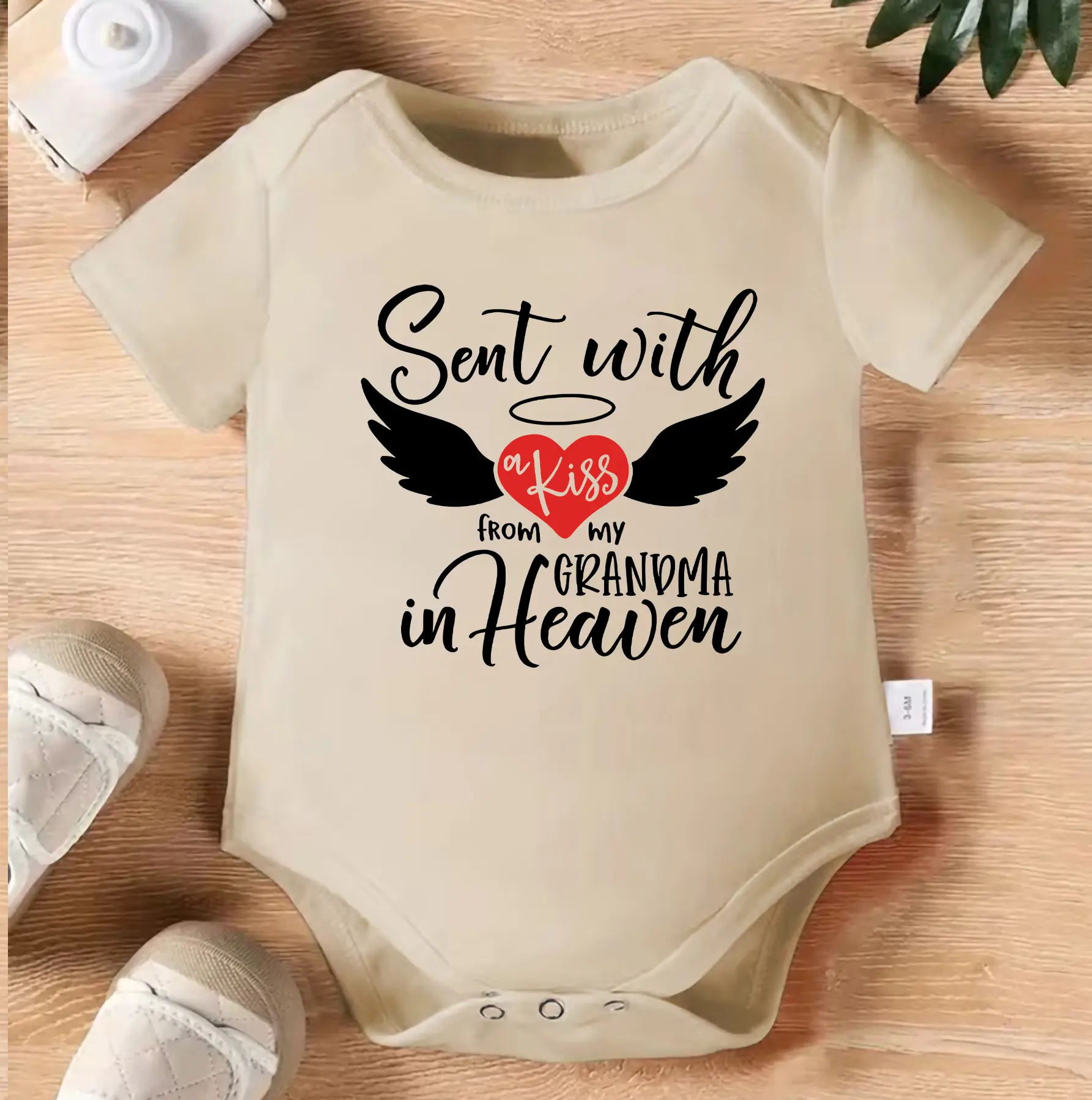 1pc Baby Crawling Suit - White Onesie with "Sent with a Kiss from My Grandma in Heaven" Print - Soft Cotton Outfit for Newborns & Toddlers 0-3 Years - Memorial Grandma Gift - Machine Washable Infant Wear