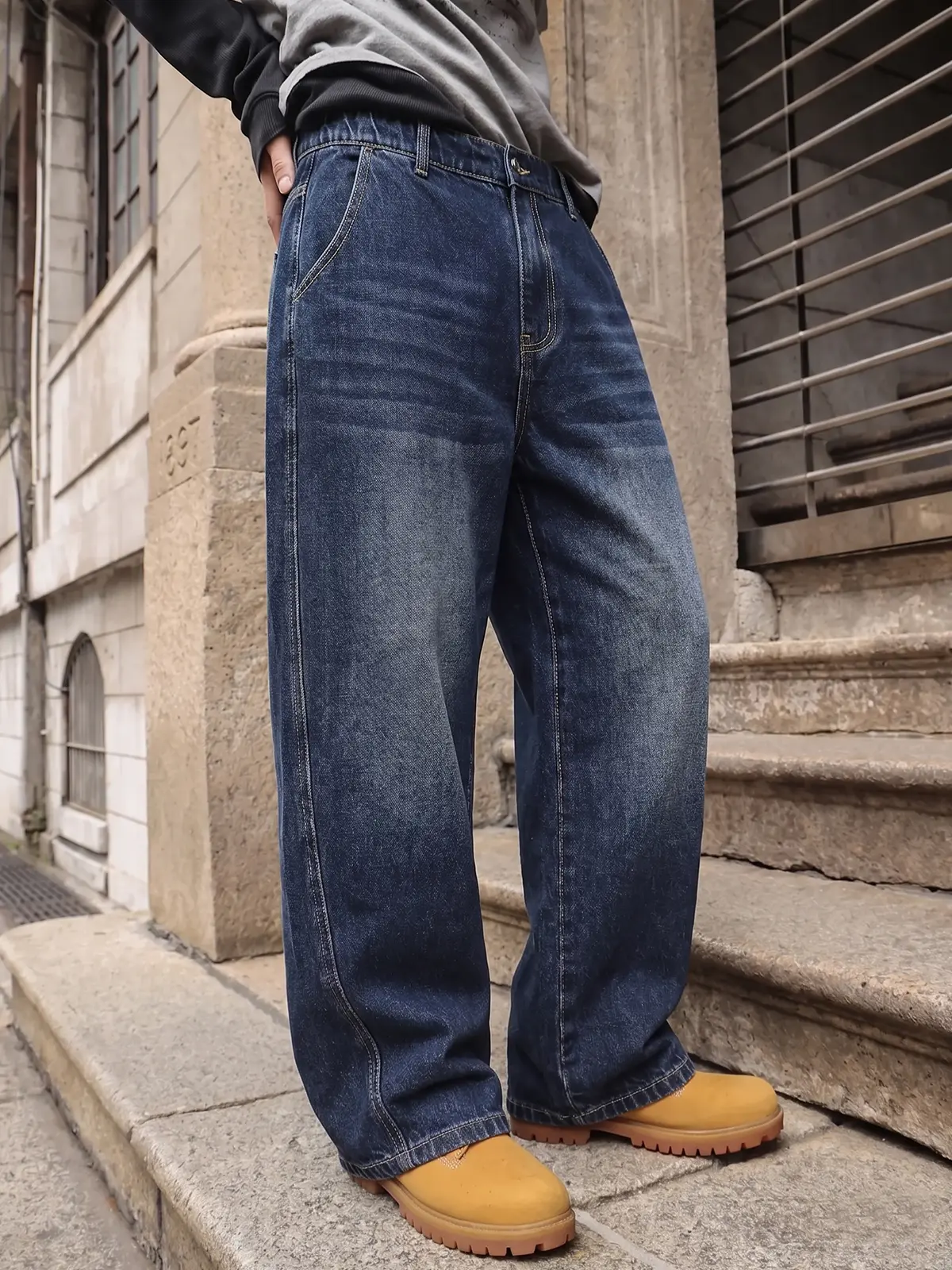 Men's denim jeans, men's jeans, men's cotton-blend jeans. Button design, straight loose fit, casual minimalist and versatile—suitable for everyday commuting and multi-scene styling during holidays and travel. Suitable for both men and women, available in
