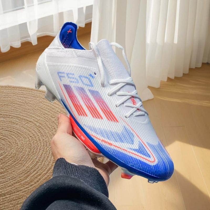 Comfortable and versatile synthetic turf soccer shoes in white and red