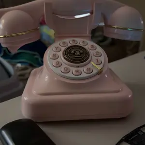 Bluetooth Retro Landline Phone with Voice Assistant, Compatible with Android & iOS, Wireless Physical Home Telephone with Speakerphone & Volume Control,nostalgic vintage telephone，vintage home decor phone，Black White Pink