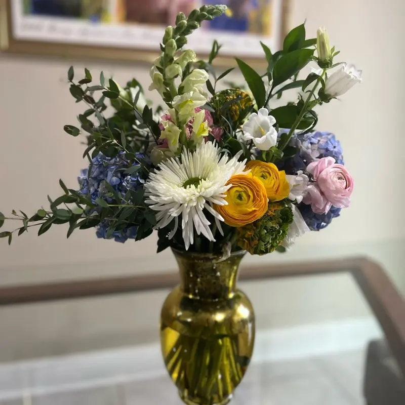 Grand Sweet Sky Kisses Floral Arrangement