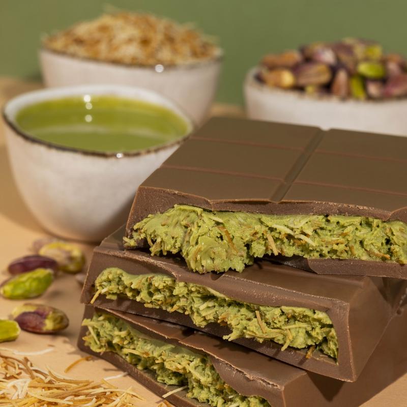 PatisLove Dubai Chocolate Bar 7.05 oz / 200g – Premium Gourmet Chocolate, Handmade Luxury Treat, Premium Chocolate Filled with Knafeh