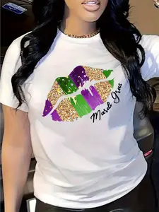 100% Cotton Women'S Mardi Gras Queen Graphic T-Shirt - Vibrant Purple Green Golden Glitter Lips Print with Fleur-de-Lis Beads Design, Breathable Round Neck Short Sleeve Top for Mardi Gras Parties, Casual Wear Year-Round Outfits