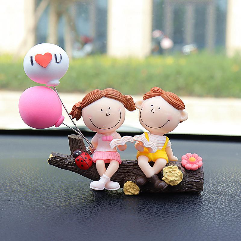 Cute Couple Car Dashboard Decorations, Lovely Couple Kiss Cartoon Figurines Car Ornament, Resin Material Boy Girl Car Interior Decoration with Balloon for Car Dashboard Gifts