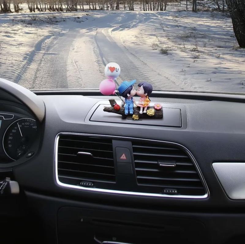 Cute Couple Car Dashboard Decorations, Lovely Couple Kiss Cartoon Figurines Car Ornament, Resin Material Boy Girl Car Interior Decoration with Balloon for Car Dashboard Gifts