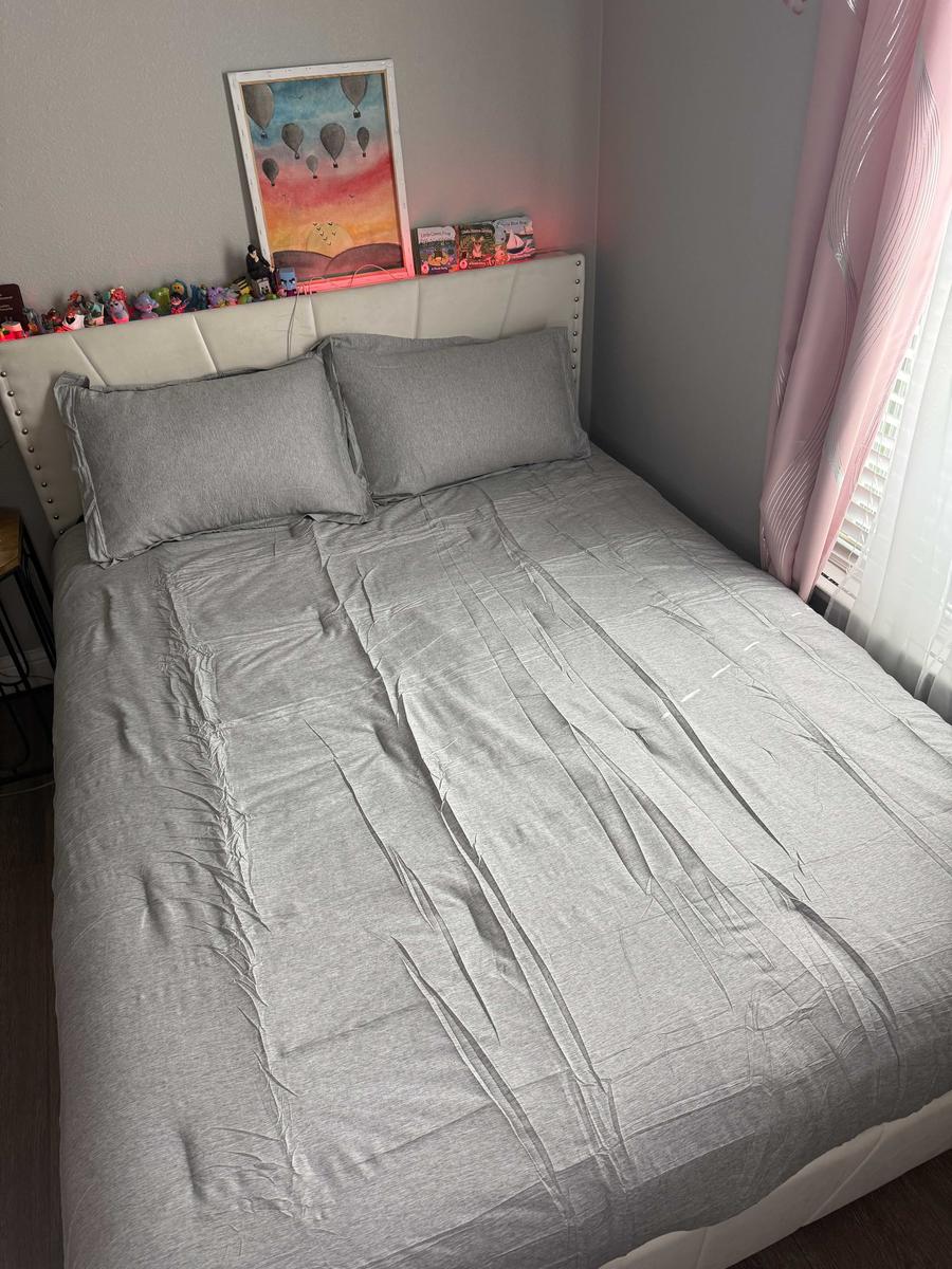 Item: Silvery Grey, Queen