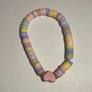 Pulsera tonos pastel con corazón hechas ha mano