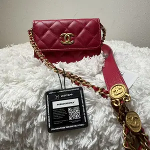 Pre-owned Cow Clutches & Wristlets Quilted Caviar Twist Your Buttons Clutch with Chain