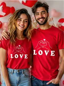 Women's Short-Sleeved, Round-Neck, Loose-Fitting Red T-Shirt With Heart Pattern, Perfect For Couples Going Out On Valentine's Day.
