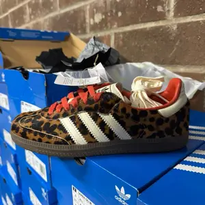 WOMENS ADIDAS SAMBA LEAPORD PRINT WOMENS ADIDAS SAMBA LEAPORD PRINT