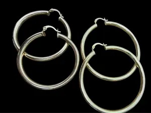 2 pares de aretes aros oro laminado un par de 2.5” y otro par de 2”