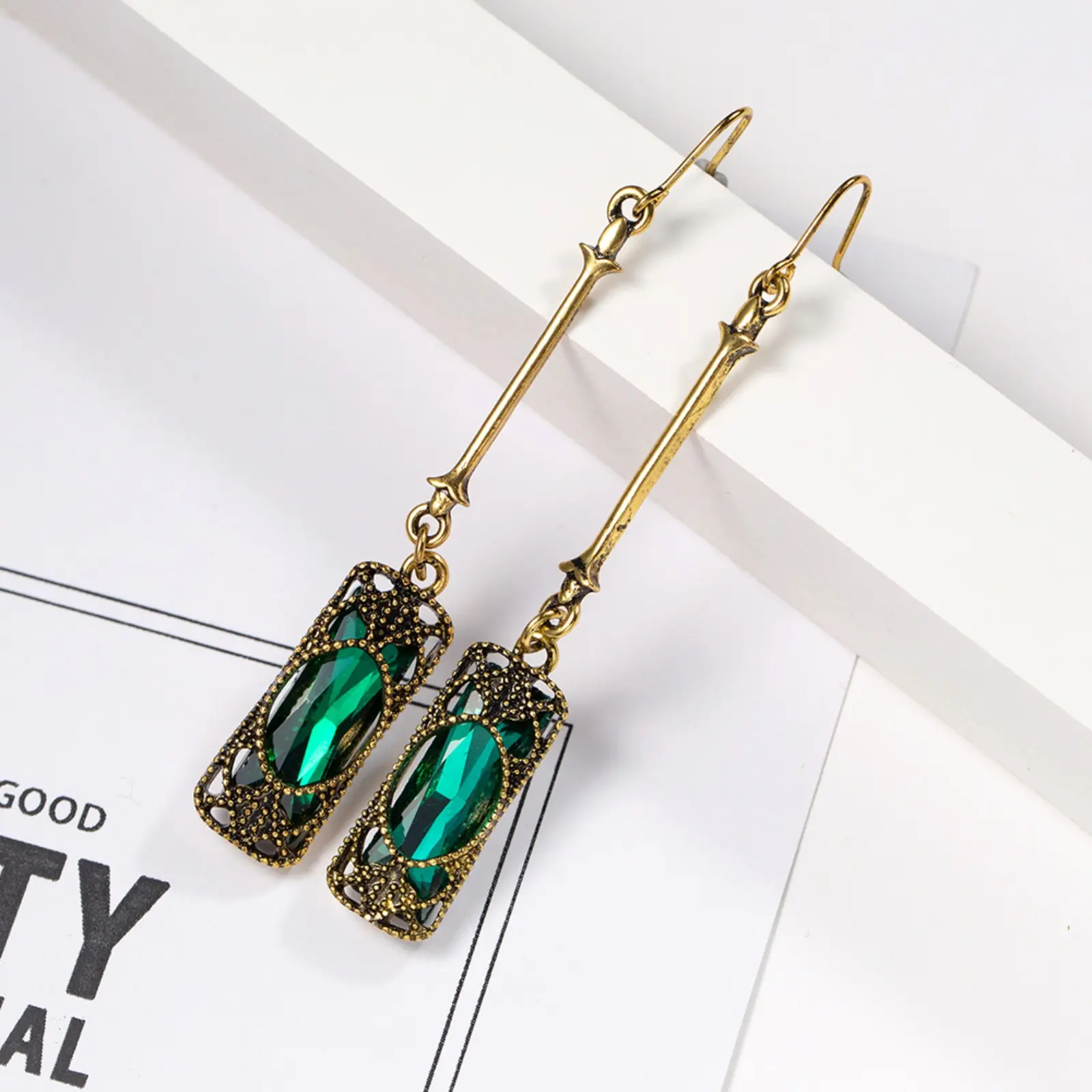 Women's Vintage Drop Earrings - Unisex Adults' 1 Pair Emerald-Tone Crystal Tassel Dangling Earrings for Retro Western Look