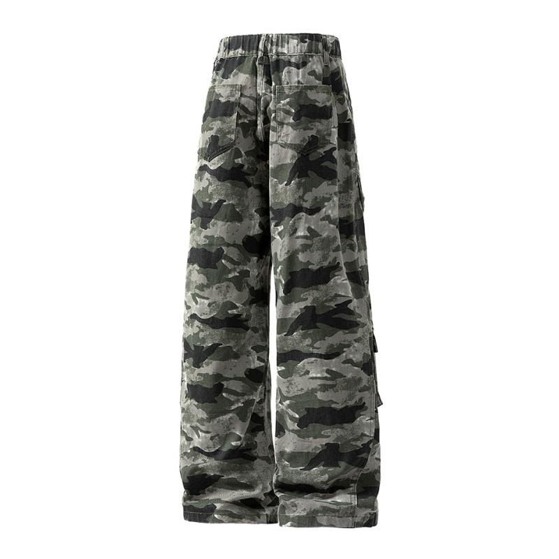 Men’s retro camouflage cargo pants, micro-flare camouflage denim jeans, new casual cargo-style pants, unisex high-street fashion loose straight-leg drop-crotch wide-pocket casual trousers, comfortable breathable fabric, suitable for everyday wear and outd Men’s retro camouflage cargo pants, micro-flare camouflage denim jeans, new casual cargo-style pants, unisex high-street fashion loose straight-leg drop-crotch wide-pocket casual trousers, comfortable breathable fabric, suitable for everyday wear and outd