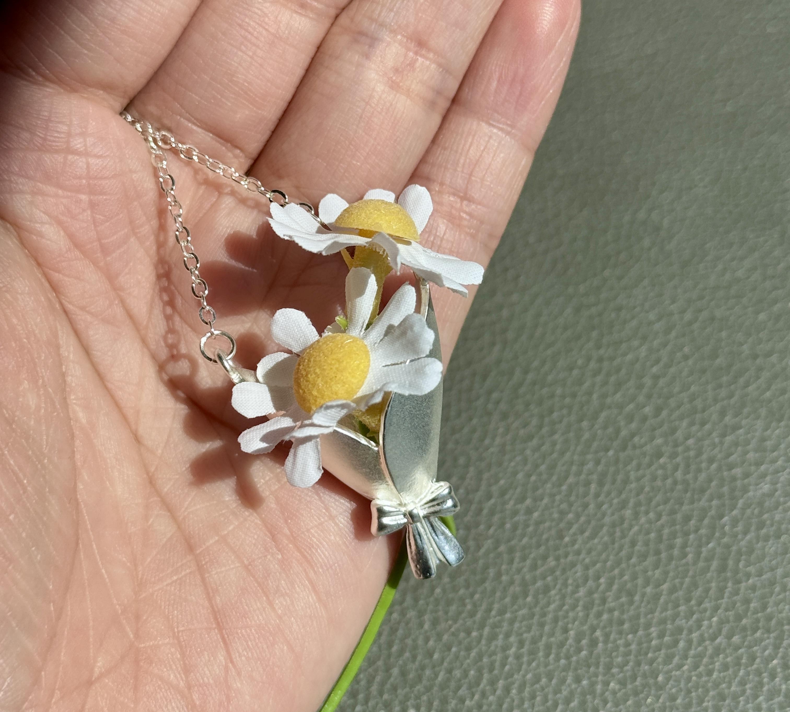 Gift For Mom Flower Bouquet Necklace(Without Flowers), Romantic, Blessing, Gratitude, Love, Elegance,Gift for Mothers, Loved Ones, and Family, Elegant Gift for Women Exquisite Jewelry Gift Jewelry Accessory